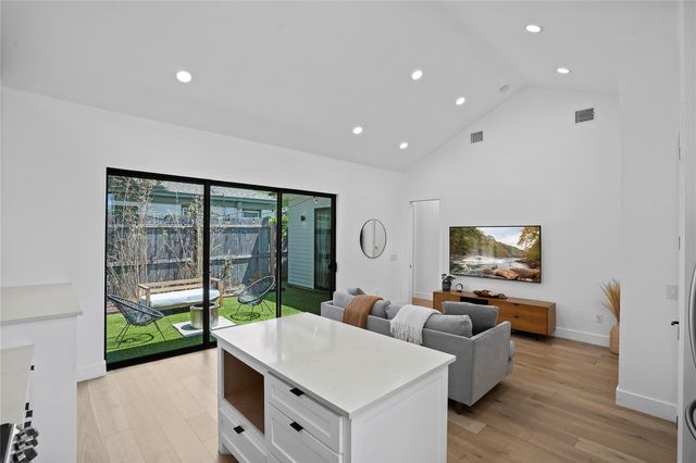 2216 Lindell Ave 2, Austin, TX 78704