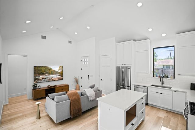 2216 Lindell Ave 2, Austin, TX 78704