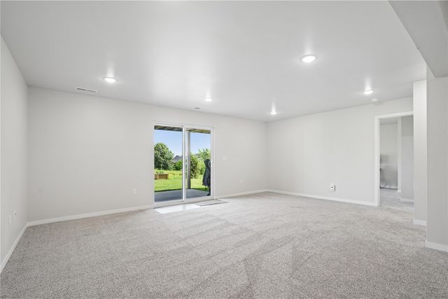 916 Summit Ct, Tiffin, IA 52340