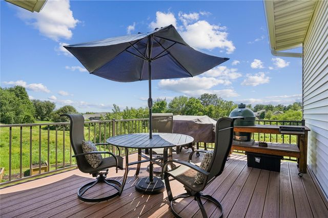 916 Summit Ct, Tiffin, IA 52340