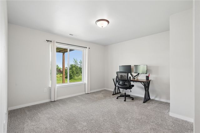 916 Summit Ct, Tiffin, IA 52340