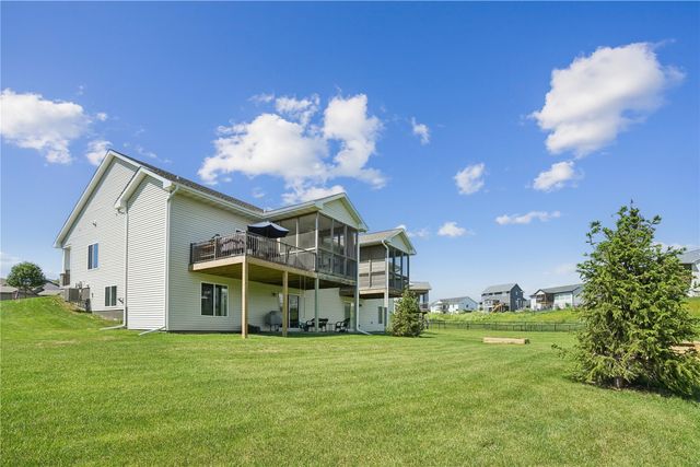 916 Summit Ct, Tiffin, IA 52340