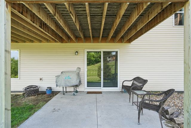 916 Summit Ct, Tiffin, IA 52340