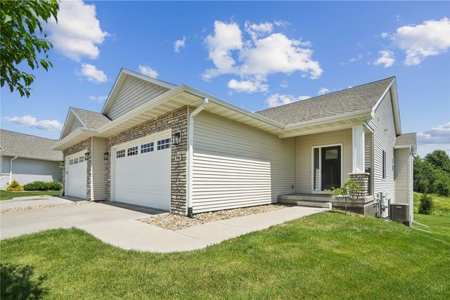 916 Summit Ct, Tiffin, IA 52340