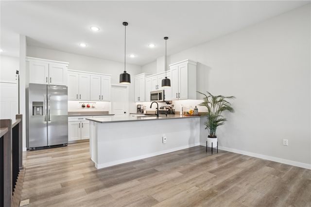 916 Summit Ct, Tiffin, IA 52340