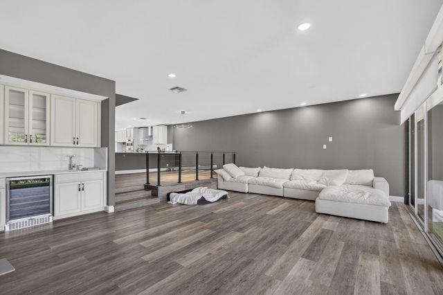 2435 PRESIDENTIAL Way G, West Palm Beach, FL 33401