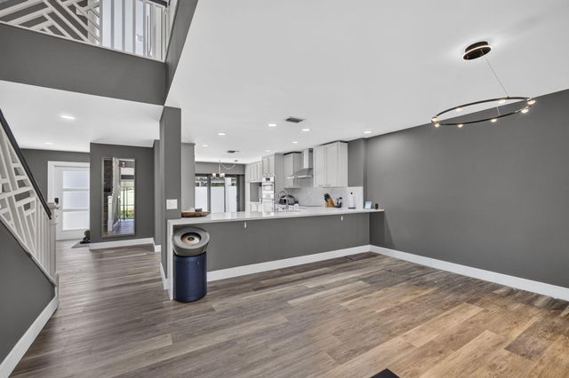 2435 PRESIDENTIAL Way G, West Palm Beach, FL 33401