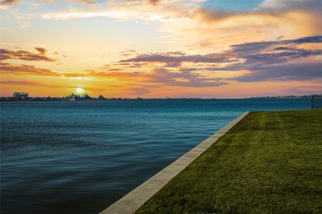 6319 Avenue L, Galveston, TX 77551