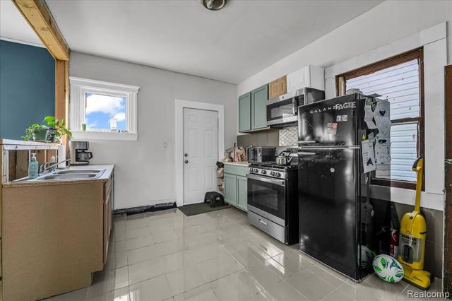 9390 Emmons, Detroit, MI 48214