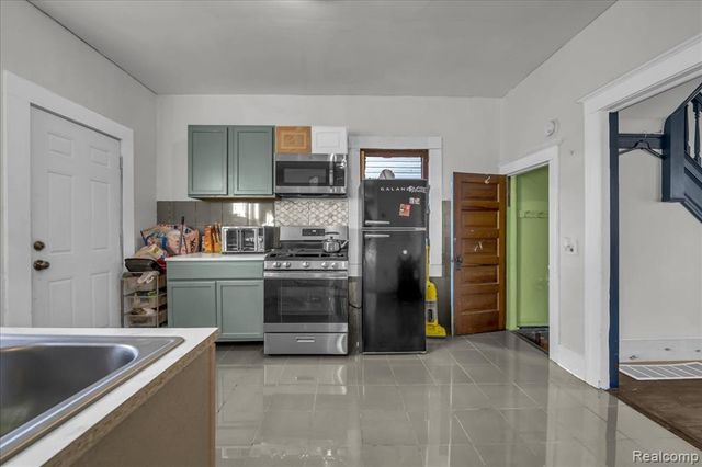 9390 Emmons, Detroit, MI 48214