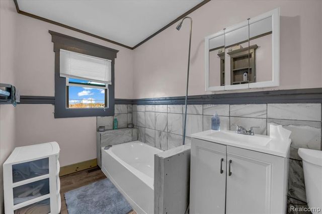 9390 Emmons, Detroit, MI 48214