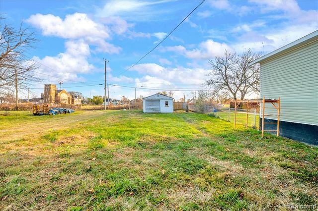 9390 Emmons, Detroit, MI 48214