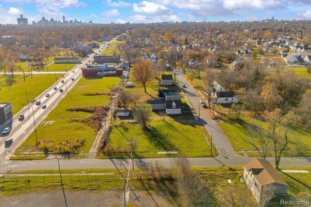 9390 Emmons, Detroit, MI 48214