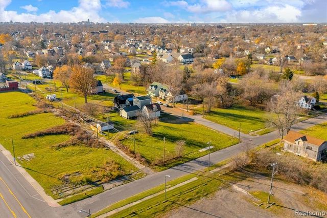 9390 Emmons, Detroit, MI 48214