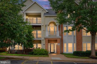 4137 FOUNTAINSIDE LN #B202, Fairfax, VA 22030