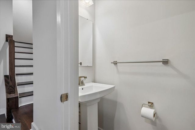 6110 NORTHWEST DR, Hyattsville, MD 20782