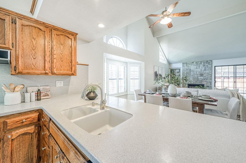 Image 10 of property listing at 1229 Bullard, Fresno, CA 93711