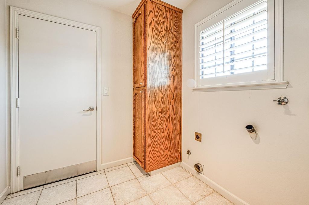 Image 11 of property listing at 1229 Bullard, Fresno, CA 93711