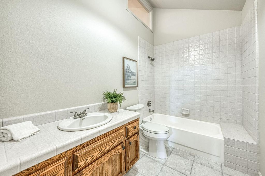 Image 23 of property listing at 1229 Bullard, Fresno, CA 93711
