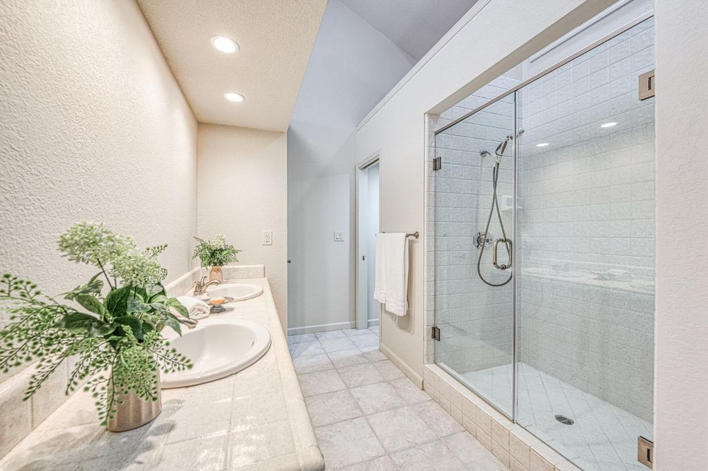 Image 25 of property listing at 1229 Bullard, Fresno, CA 93711