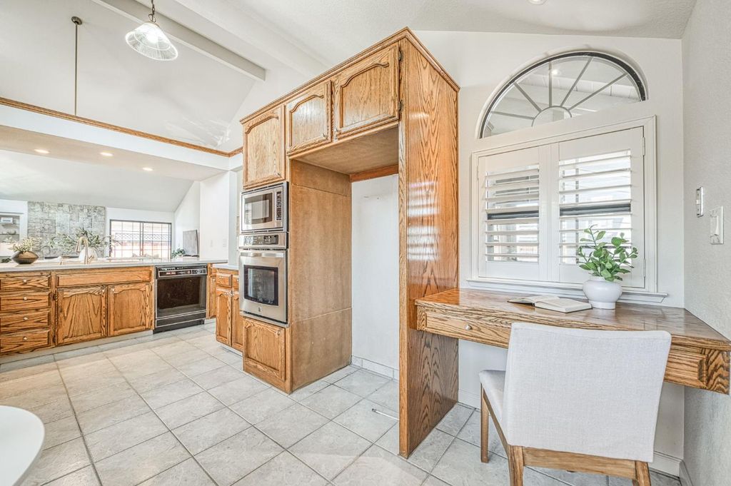 Image 7 of property listing at 1229 Bullard, Fresno, CA 93711