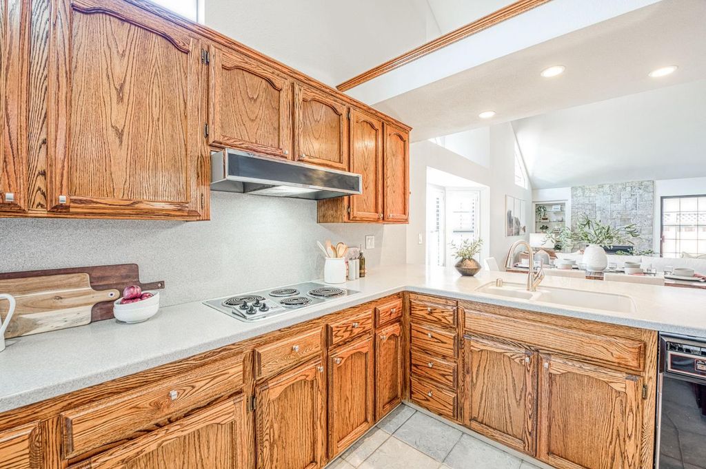 Image 9 of property listing at 1229 Bullard, Fresno, CA 93711