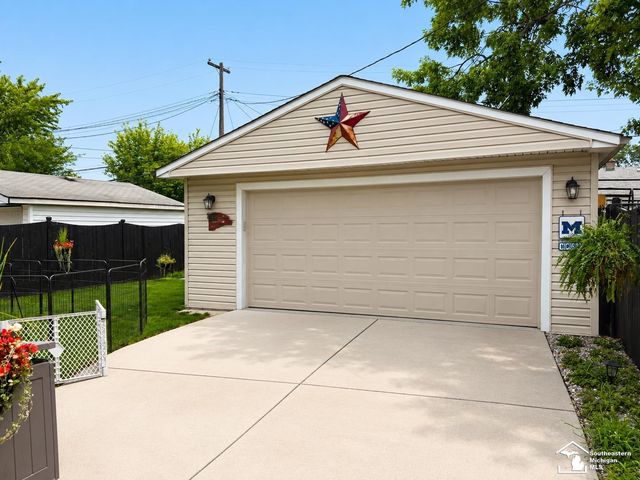 1099 Cora Street, Wyandotte, MI 48192