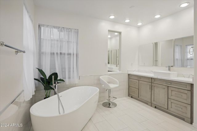 3852 E EXPEDITION Way, Phoenix, AZ 85050