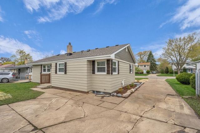 8229 Green Tree ROAD, Milwaukee, WI 53223