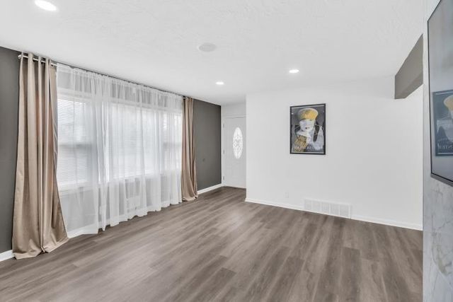 8229 Green Tree ROAD, Milwaukee, WI 53223