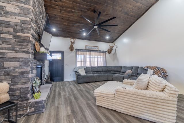 2009 East Williamsburg Street, Whitley City, KY 42653