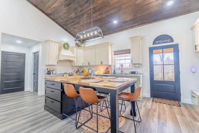 2009 East Williamsburg Street, Whitley City, KY 42653