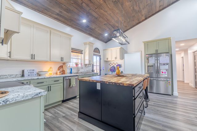 2009 East Williamsburg Street, Whitley City, KY 42653