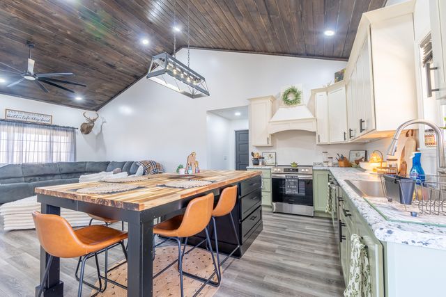 2009 East Williamsburg Street, Whitley City, KY 42653