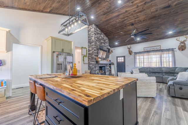 2009 East Williamsburg Street, Whitley City, KY 42653