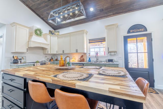 2009 East Williamsburg Street, Whitley City, KY 42653