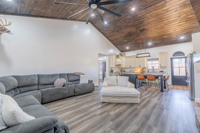 2009 East Williamsburg Street, Whitley City, KY 42653