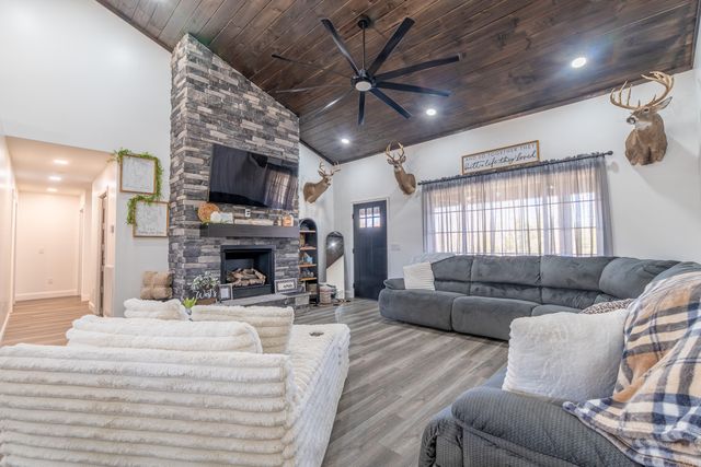 2009 East Williamsburg Street, Whitley City, KY 42653