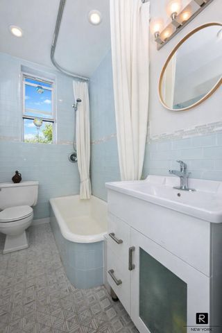 3733 84th St Apt 42, New York City, NY 11372