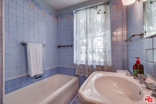 642 S Bronson Avenue 207, Los Angeles, CA 90010