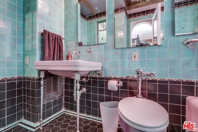 642 S Bronson Avenue 207, Los Angeles, CA 90010