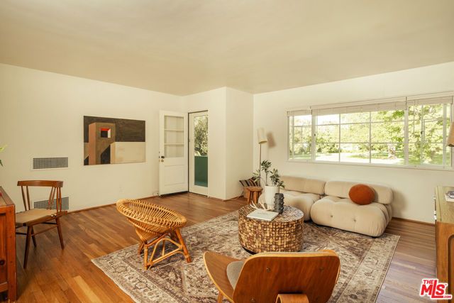5589 Village, Los Angeles, CA 90016