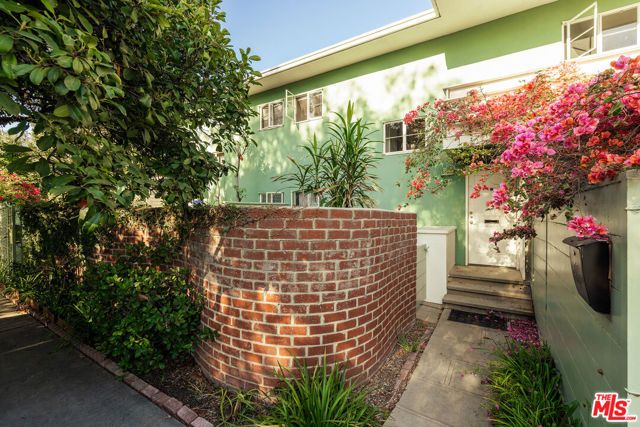 5589 Village, Los Angeles, CA 90016