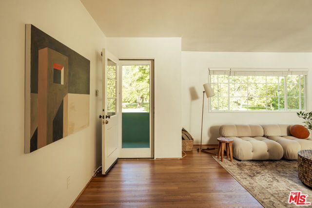 5589 Village, Los Angeles, CA 90016