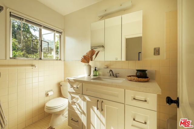 5589 Village, Los Angeles, CA 90016