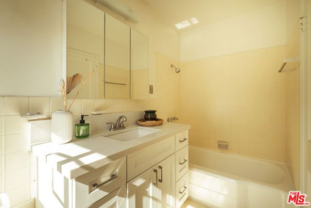 5589 Village, Los Angeles, CA 90016