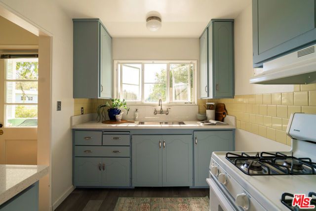 5589 Village, Los Angeles, CA 90016