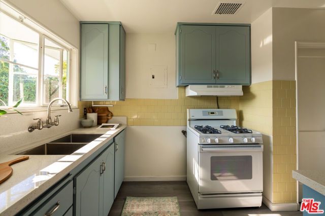 5589 Village, Los Angeles, CA 90016