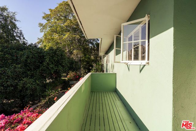 5589 Village, Los Angeles, CA 90016