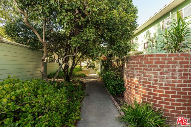 5589 Village, Los Angeles, CA 90016